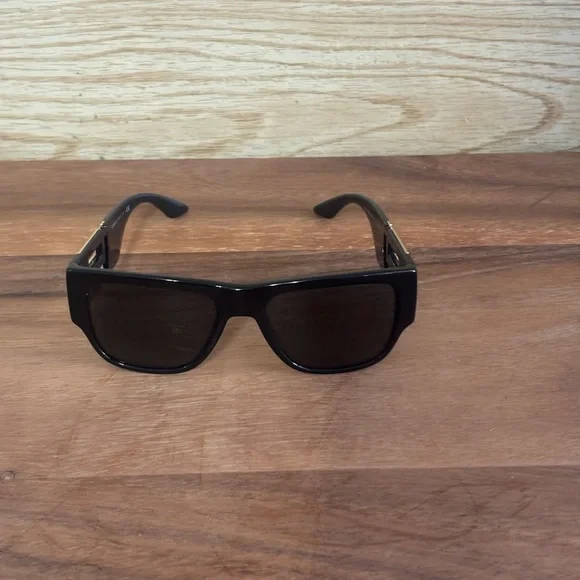 Versace - Picture 2 of 8